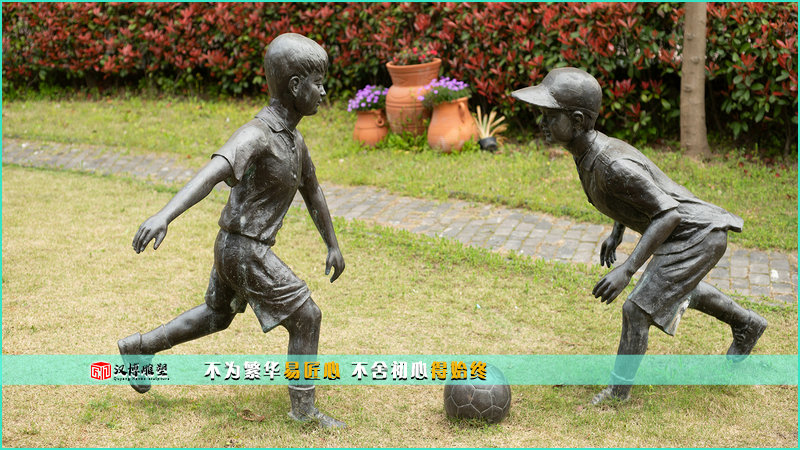 踢足球铜雕,学生雕像,校园雕塑